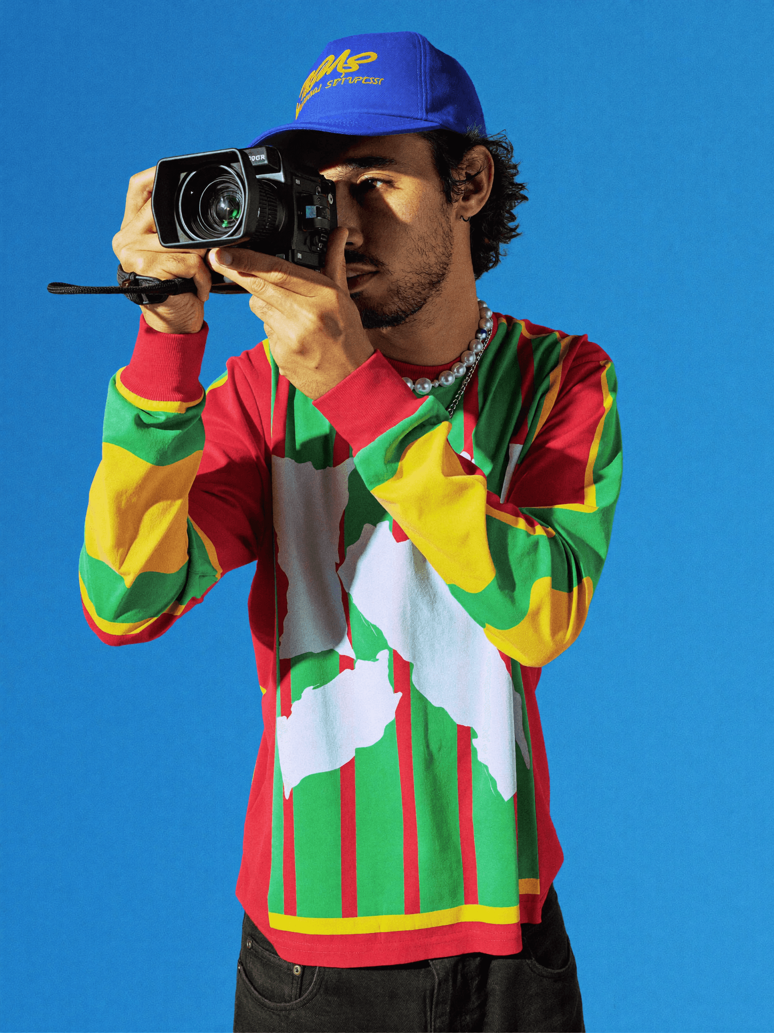 Jovem aprendendo a filmar e editar vídeo
